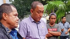 Anggota Komisi C DPRD Kota Makassar, Tri Sulkarnain menerima mahasiswa terkait parkir liar. (FOTO:ist)