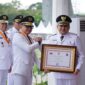 Wali Kota Kota Makassar Munafri Arifuddin saat menerima penghargaan penyelenggara pemerintahan terbaik yang diserahkan langsung oleh Wakil Menteri Dalam Negeri, Bima Arya Sugiarto di BSCC Dome Pangreh Prajaino, Kota Balikpapan. (FOTO:ist)