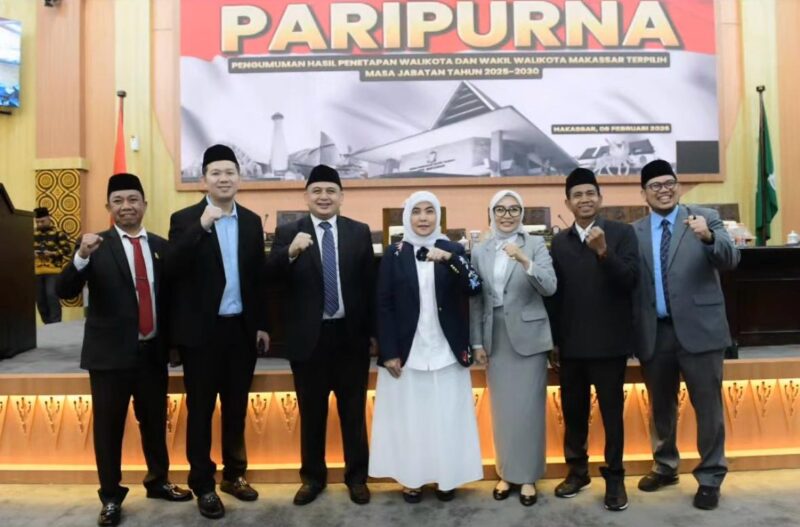 Fraksi Gerinda bersama Walikota Makassar, Munafri Arifuddin dan Wakil Walikota Makassar, Aliyah Mustika Ilham saat foto bersama setelah Rapat Paripurna Penetapan Walikota dan Wakil Walikota Makassar 2025-2029. (FOTO:ist) 