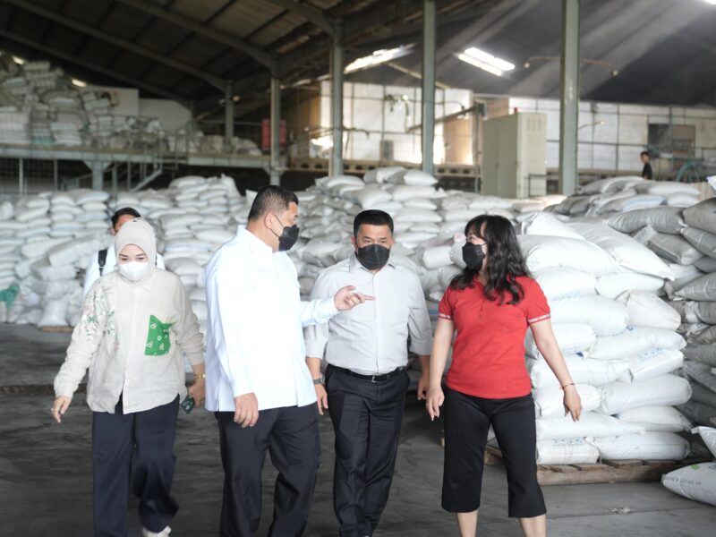 Wali Kota Makassar, Munafri Arifuddin, melakukan kunjungan kerja ke Pabrik Naga Kuda Brand yang terletak di perbatasan Maros-Makassar, Rabu (28/05/2025).(FOTO:HUMAS PEMKOT)