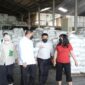 Wali Kota Makassar, Munafri Arifuddin, melakukan kunjungan kerja ke Pabrik Naga Kuda Brand yang terletak di perbatasan Maros-Makassar, Rabu (28/05/2025).(FOTO:HUMAS PEMKOT)