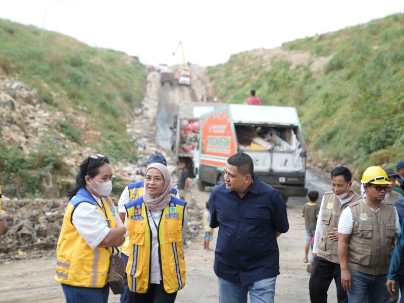 Wali Kota Makassar, Munafri Arifuddin, bersama Direktur Jenderal Cipta Karya Kementerian PUPR, Dewi Chomistriana, melakukan kunjungan langsung ke Tempat Pembuangan Akhir (TPA) Antang di Kecamatan Manggala, Selasa (13/5/2025).(FOTO:HUMAS PEMKOT)