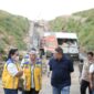Wali Kota Makassar, Munafri Arifuddin, bersama Direktur Jenderal Cipta Karya Kementerian PUPR, Dewi Chomistriana, melakukan kunjungan langsung ke Tempat Pembuangan Akhir (TPA) Antang di Kecamatan Manggala, Selasa (13/5/2025).(FOTO:HUMAS PEMKOT)