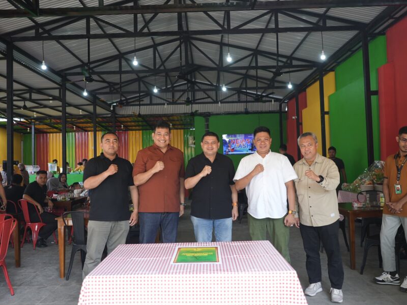 Wali Kota Makassar, Munafri Arifuddin, meresmikan cabang baru Warkop Azzahra yang berlokasi di Jalan Ratulangi pada Sabtu, 21 Juni 2025.(FOTO:HUMAS PEMKOT)