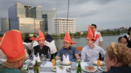 Walikota Makassar, Munafri Arifuddin, menggelar jamuan makan malam yang hangat bersama jajaran Kedutaan Besar Belanda di atas Kapal Pinisi yang berlayar tenang di sepanjang Pantai Losari, Rabu malam, 18 Juni 2025. (FOTO:HUMAS PEMKOT)