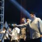 Wali Kota Makassar, Munafri Arifuddin, memimpin langsung pelepasan Pawai Obor Festival Muharram di halaman Masjid Al-Markaz Al-Islami pada Rabu malam, 26 Juni 2025. ( FOTO : HUMAS PEMKOT)