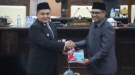 Walikota Makassar, Munafri Arifuddin menyerahkan RPJMD  Kota Makassar 2025-2029 kepada Ketua DPRD Kota Makassar, Supratman di Rapat Paripurna, Rabu(11/06/2025).(FOTO:HUMAS DPRD)