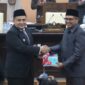 Walikota Makassar, Munafri Arifuddin menyerahkan RPJMD  Kota Makassar 2025-2029 kepada Ketua DPRD Kota Makassar, Supratman di Rapat Paripurna, Rabu(11/06/2025).(FOTO:HUMAS DPRD)