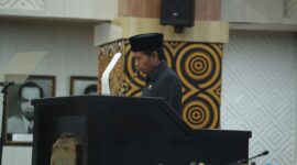 Idris, S.IPem, anggota DPRD dari Fraksi Gerindra menyampaikan Pandangan Fraksi Partai Gerindra di Rapat Paripurna DPRD Kota Makassar (12/6). (FOTO:HUMAS DPRD)
