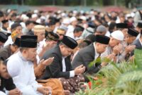 Wali Kota Makassar, Munafri Arifuddin, melaksanakan perayaan Hari Raya Idul Adha 1446 Hijriah bersama ribuan masyarakat di Lapangan Karebosi pada Jumat pagi (6/6/2025). (FOTO:HUMAS PEMKOT)