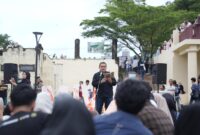 Penampilan istimewa Wali Kota Makassar, Munafri Arifuddin, yang membacakan puisi "Pulang ke Dapur Ibu" karya penyair kenamaan, M. Aan Mansyur di Benteng Fort Rotterdam pada Minggu (01/06/2025). (FOTO:HUMAS PEMKOT)