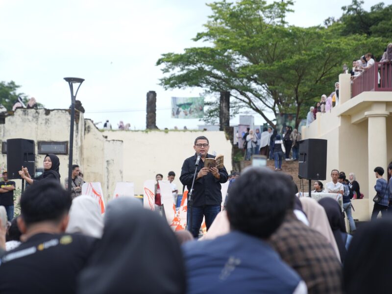 Penampilan istimewa Wali Kota Makassar, Munafri Arifuddin, yang membacakan puisi 