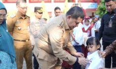 Sambut Tahun Ajaran Baru, Munafri dan Melinda Bagi Seragam Sekolah Gratis untuk Siswa