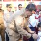 Walikota Makassar, Munafri Arifuddin membagikan seragam sekolah gratis di Kota Makassar. (FOTO:HUMAS PEMKOT)
