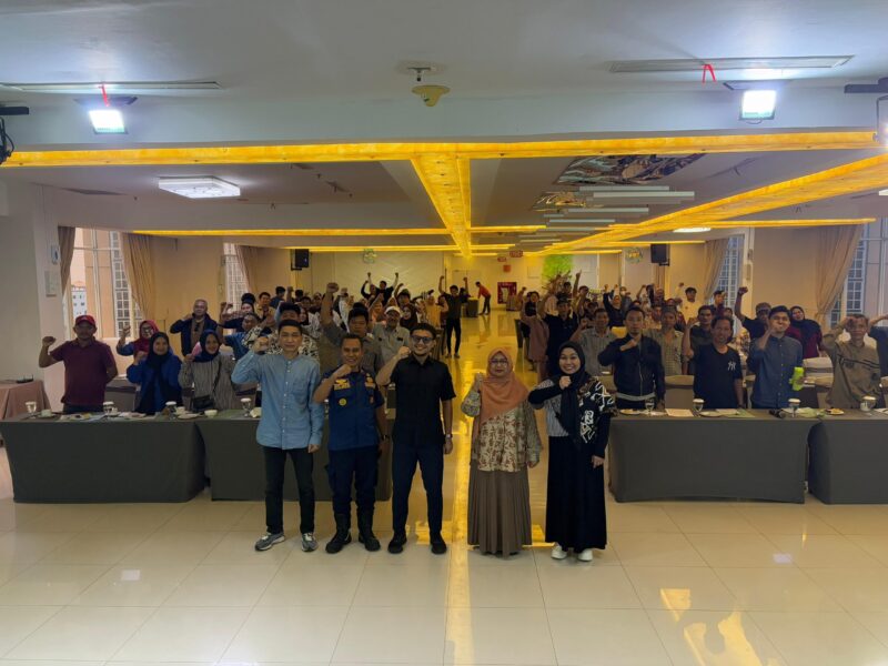 Dalam rangka meningkatkan pemahaman masyarakat terhadap regulasi kebencanaan, khususnya mengenai bahaya kebakaran, anggota DPRD Kota Makassar dari Fraksi Partai Kebangkitan Bangsa (PKB), dr. Fahrizal Arrahman Husain kembali menggelar kegiatan Sosialisasi Penyebarluasan Peraturan Daerah Tahun Anggaran 2025. (FOTO:REDAKSI)