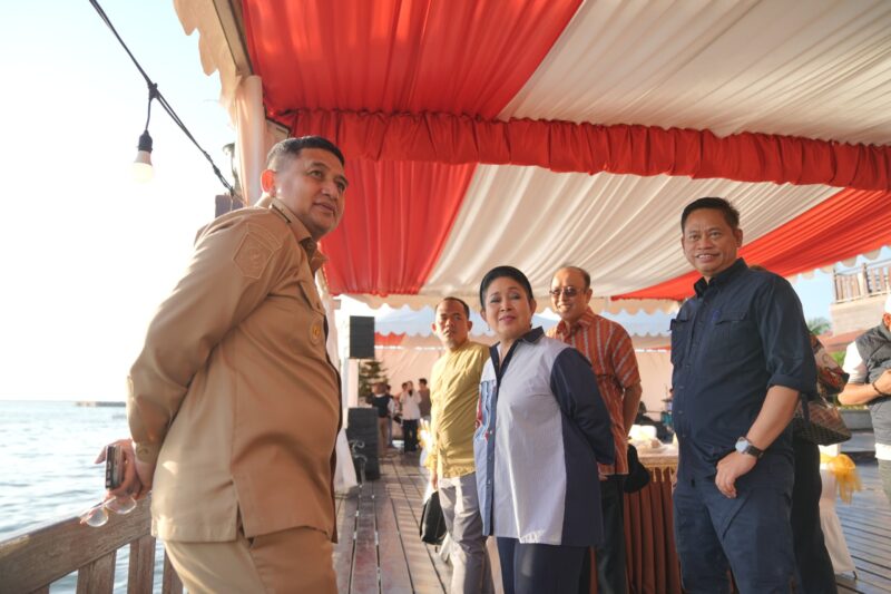 Walikota Makassar Sambut Titiek Soeharto dan Menteri Pertanian di Sunset Sailing Phinisi.(FOTO:HUMAS PEMKOT)
