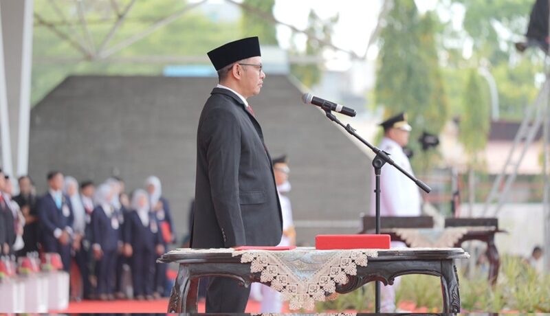 Ketua DPRD Kota Makassar, Supratman, berkesempatan membacakan naskah Proklamasi Kemerdekaan RI di hadapan peserta upacara dan masyarakat yang hadir.(FOTO:HUMAS PEMKOT)