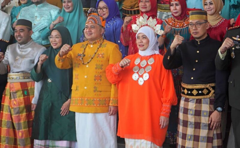 Wakil Ketua DPRD Kota Makassar, Andi Suharmika, menghadiri upacara penurunan bendera merah putih dalam rangka peringatan Hari Ulang Tahun ke-80 Republik Indonesia.(FOTO:HUMAS PEMKOT)