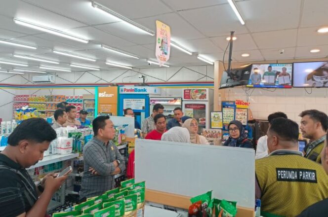 Komisi B Dewan Perwakilan Rakyat Daerah (DPRD) Kota Makassar bersama seluruh komisi lainnya melakukan inspeksi mendadak (sidak) ke sejumlah toko modern pada Jumat, 8 Agustus 2025. (IST)