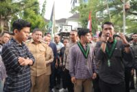 Walikota Makassar, Munafri Arifuddin bersama Wakil Walikota Aliyah Mustika, menemui mahasiswa Himpunan Mahasiswa Islam (HMI) Cabang Makassar yang tengah menyampaikan aspirasi di depan Kantor Balai Kota, Senin (15/9/2025).(FOTO:HUMAS PEMKOT)