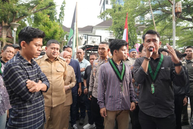 Walikota Makassar, Munafri Arifuddin bersama Wakil Walikota Aliyah Mustika, menemui mahasiswa Himpunan Mahasiswa Islam (HMI) Cabang Makassar yang tengah menyampaikan aspirasi di depan Kantor Balai Kota, Senin (15/9/2025).(FOTO:HUMAS PEMKOT)