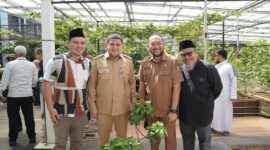 Wali Kota Makassar, Munafri Arifuddin, bersama warga Bukit Baruga secara resmi melaunching Gerakan Urban Farming sekaligus meresmikan Buku Makassar Urban Farming pada Senin (15/09/2025).(FOTO:HUMAS PEMKOT)