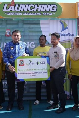 Walikota Makassar Serahkan Bantuan Gerobak dan Tinjau Gerakan Pangan Murah di Mamajang