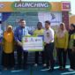 Walikota Makassar, Munafri Arifuddin, menyerahkan bantuan lima unit gerobak kepada pedagang bunga di kawasan TPU Dadi, Rabu (17/09/2025). (FOTO:HUMAS PEMKOT)